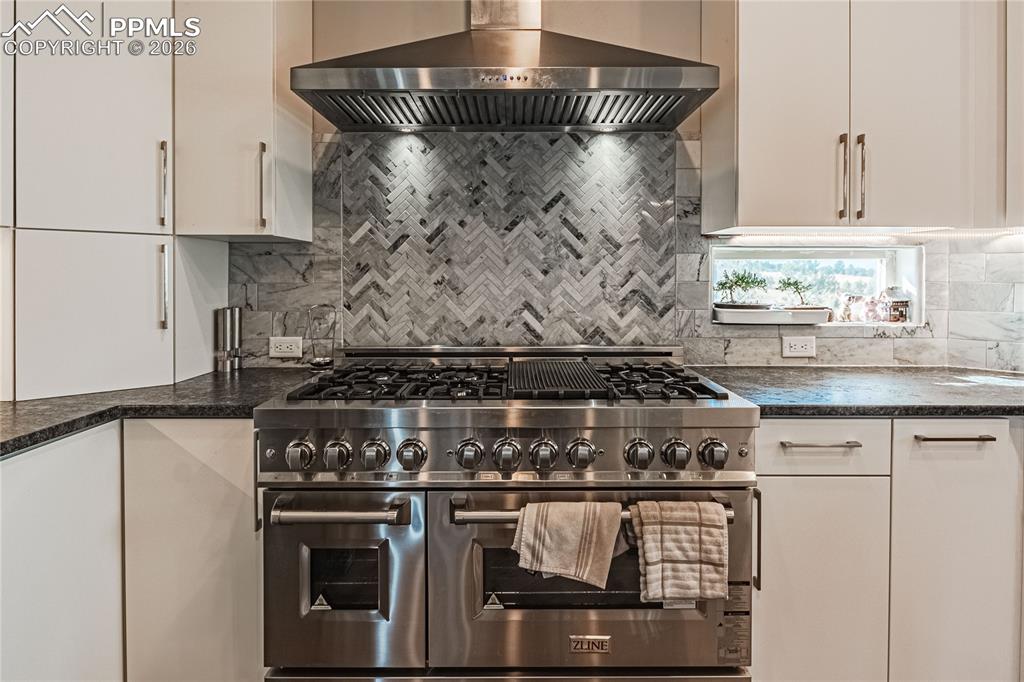 Image 6 of 43: Kitchen