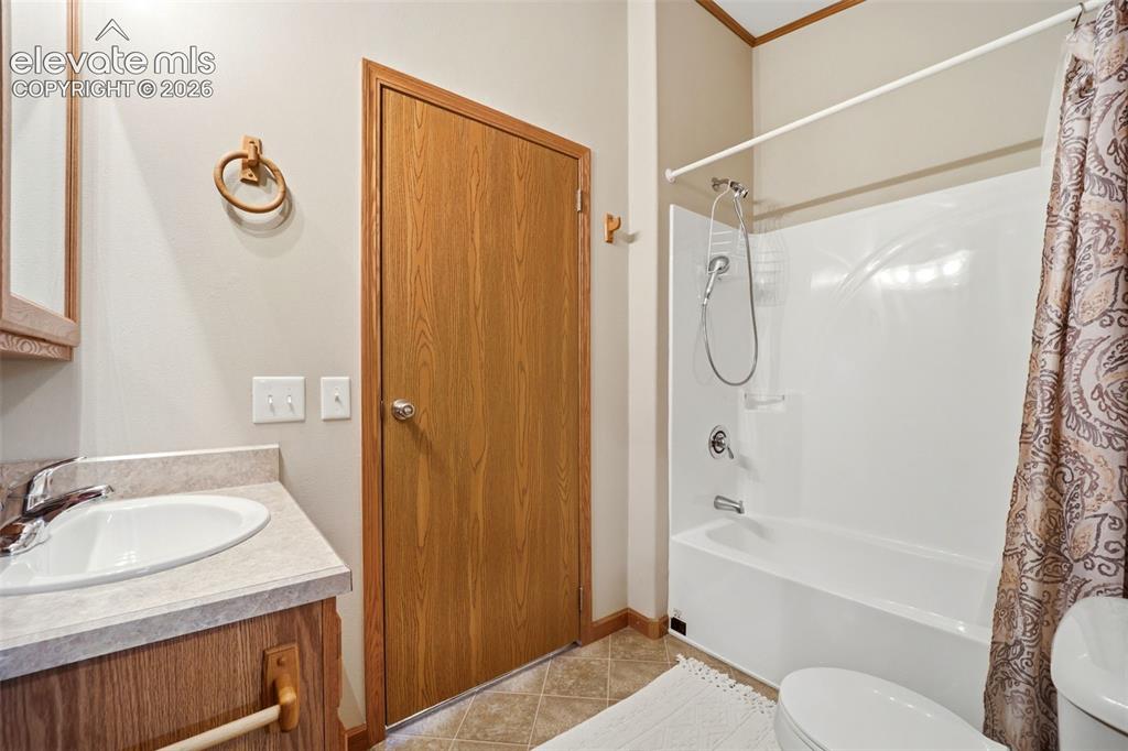 Image 15 of 42: Bathroom