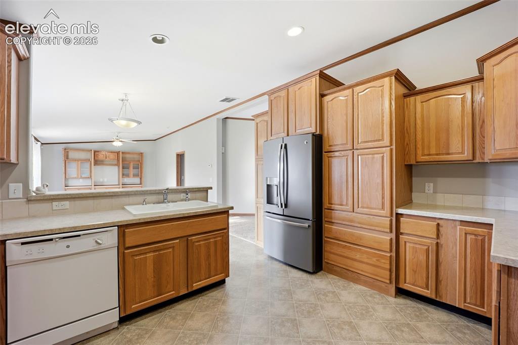 Image 21 of 42: Kitchen
