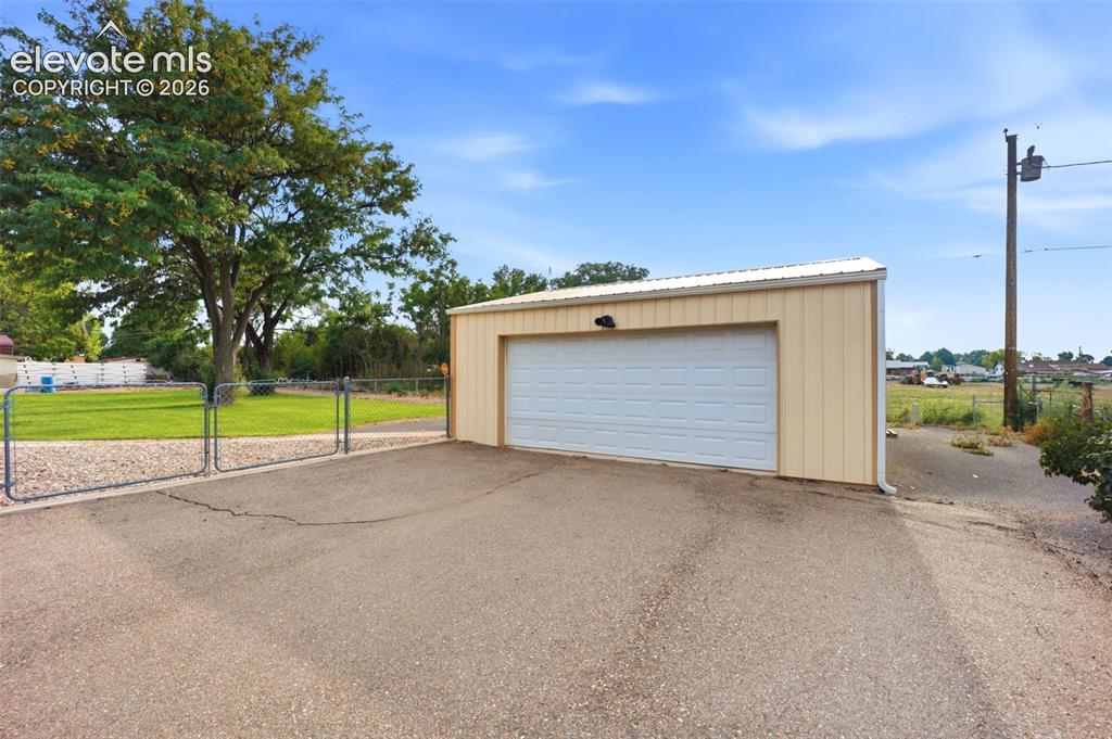 Image 4 of 42: Garage