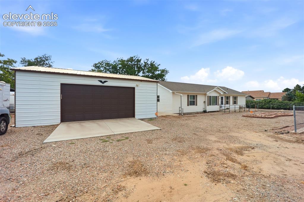 Image 5 of 42: Garage