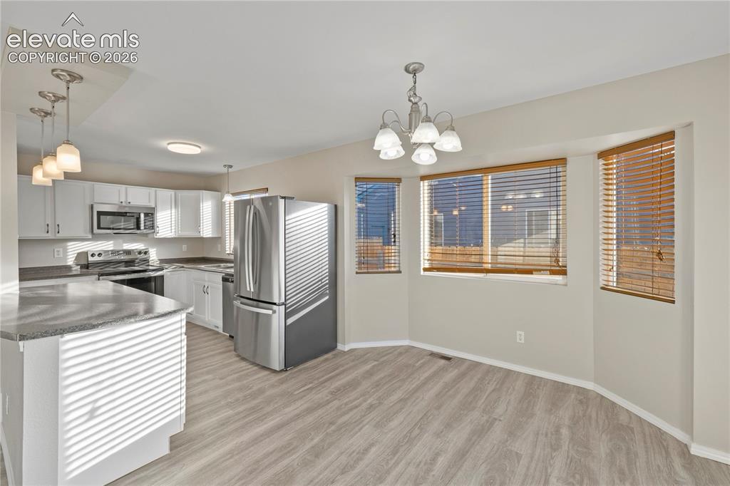 Image 13 of 49: Kitchen