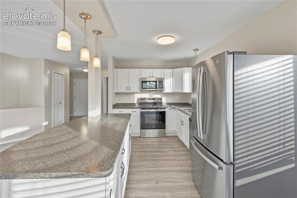 Image 16 of 49: Kitchen