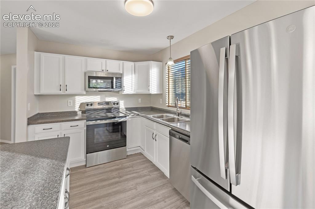 Image 17 of 49: Kitchen