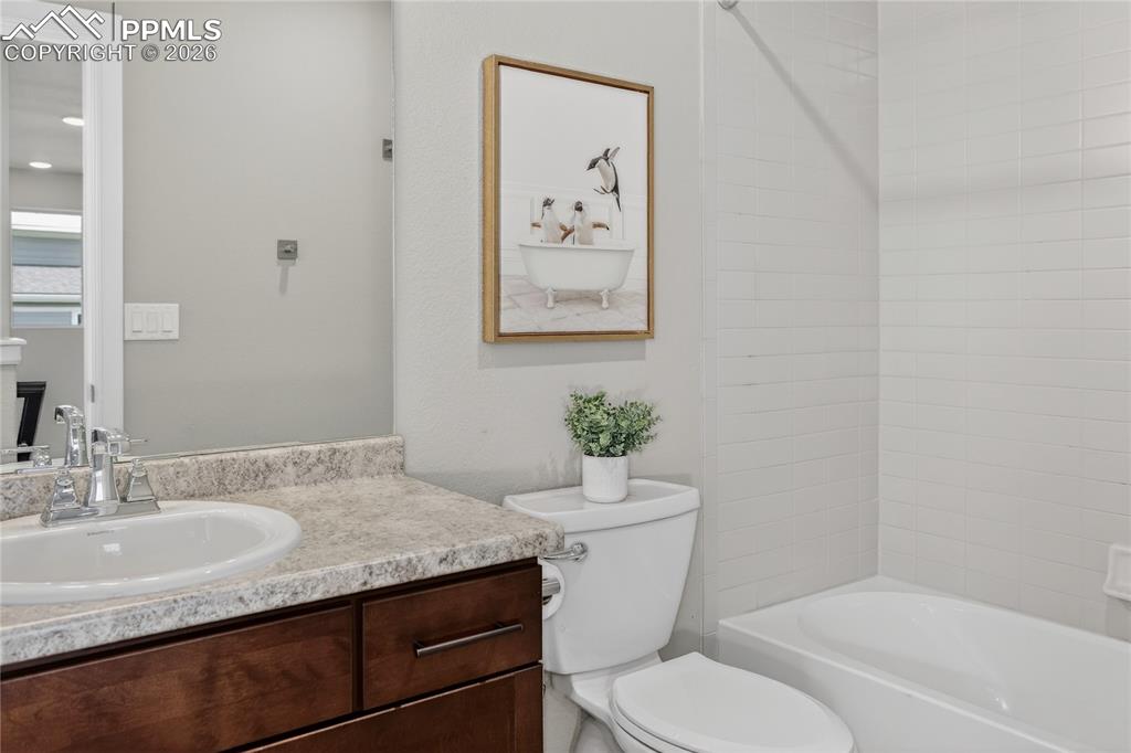 Image 13 of 17: Full guest bath - upper level