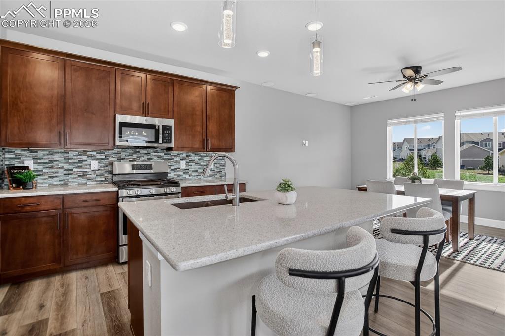 Image 5 of 17: Island w/ barstool seating