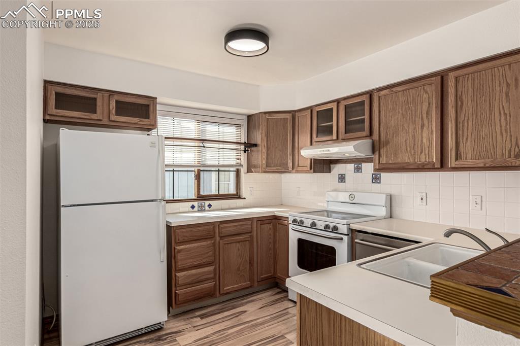 Image 10 of 37: Kitchen