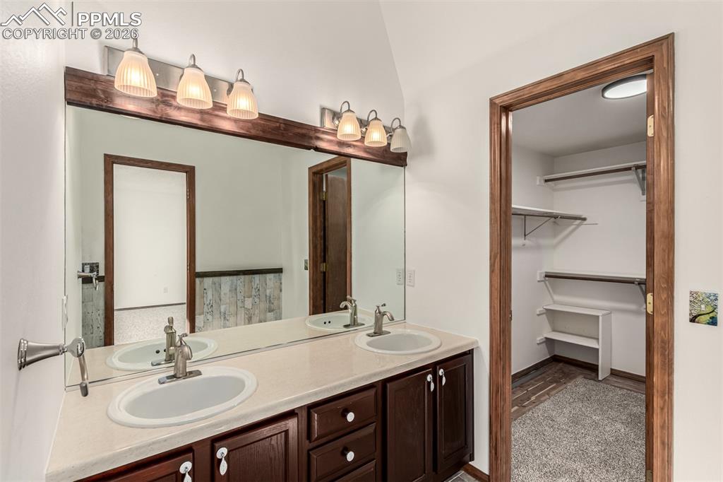 Image 22 of 37: Bathroom