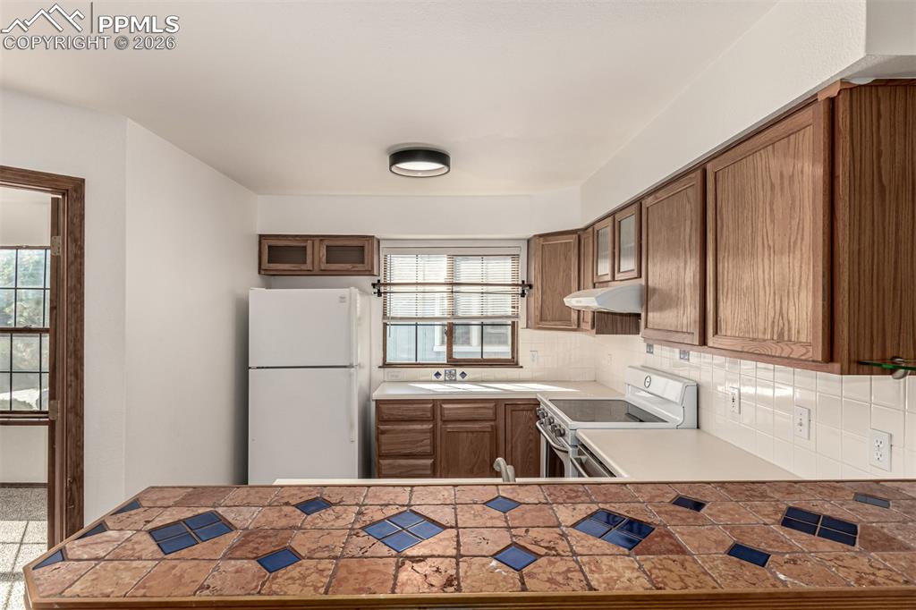 Image 9 of 37: Kitchen