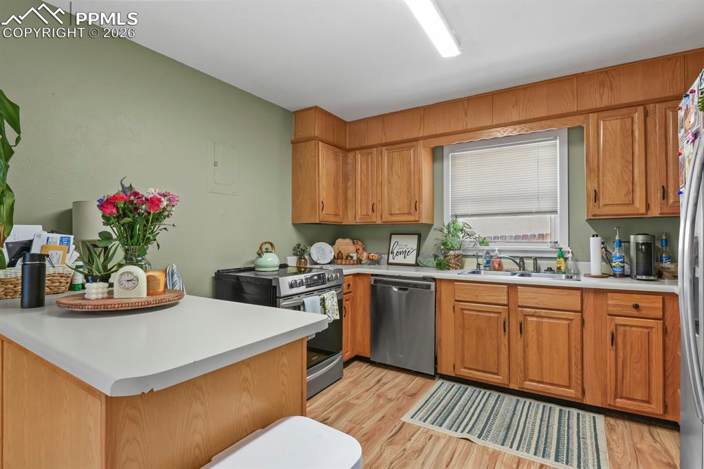 Image 11 of 31: Kitchen