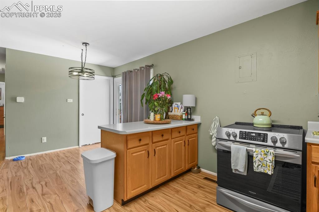 Image 12 of 31: Kitchen