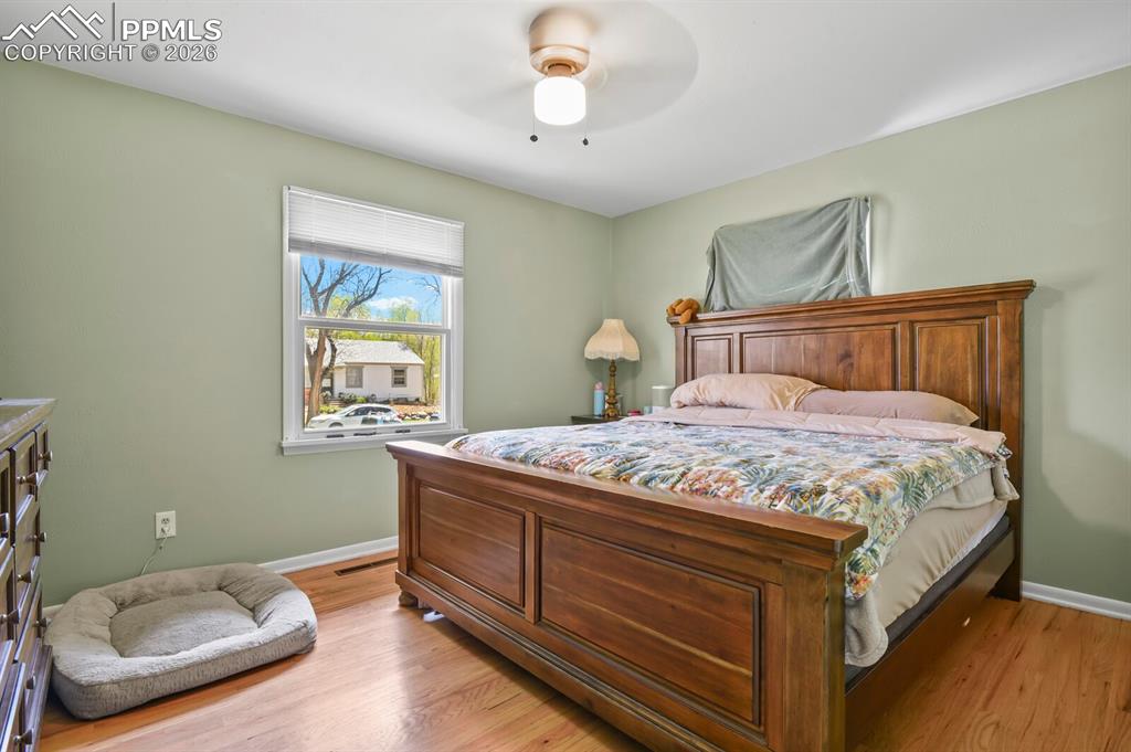 Image 15 of 31: Bedroom