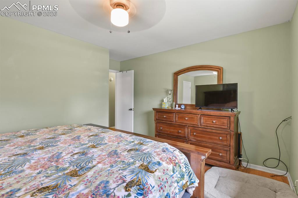 Image 16 of 31: Bedroom