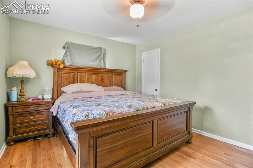 Image 17 of 31: Bedroom