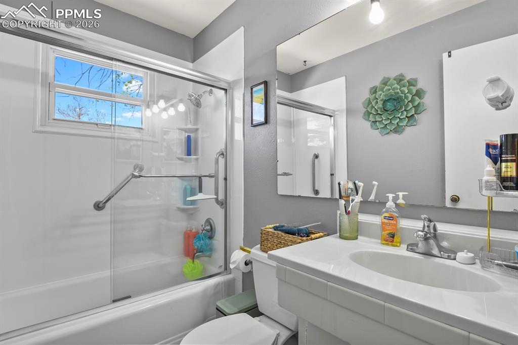 Image 18 of 31: Bathroom