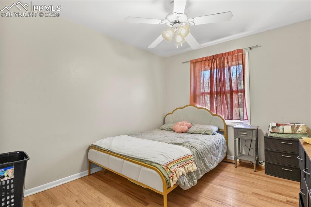 Image 19 of 31: Bedroom