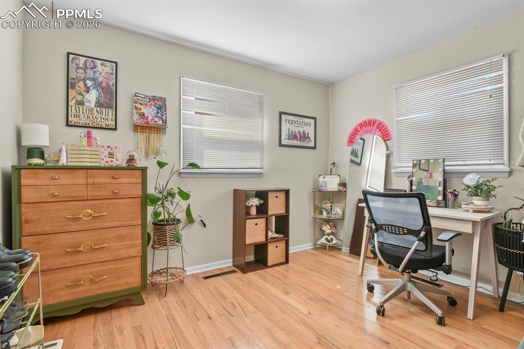 Image 21 of 31: Office