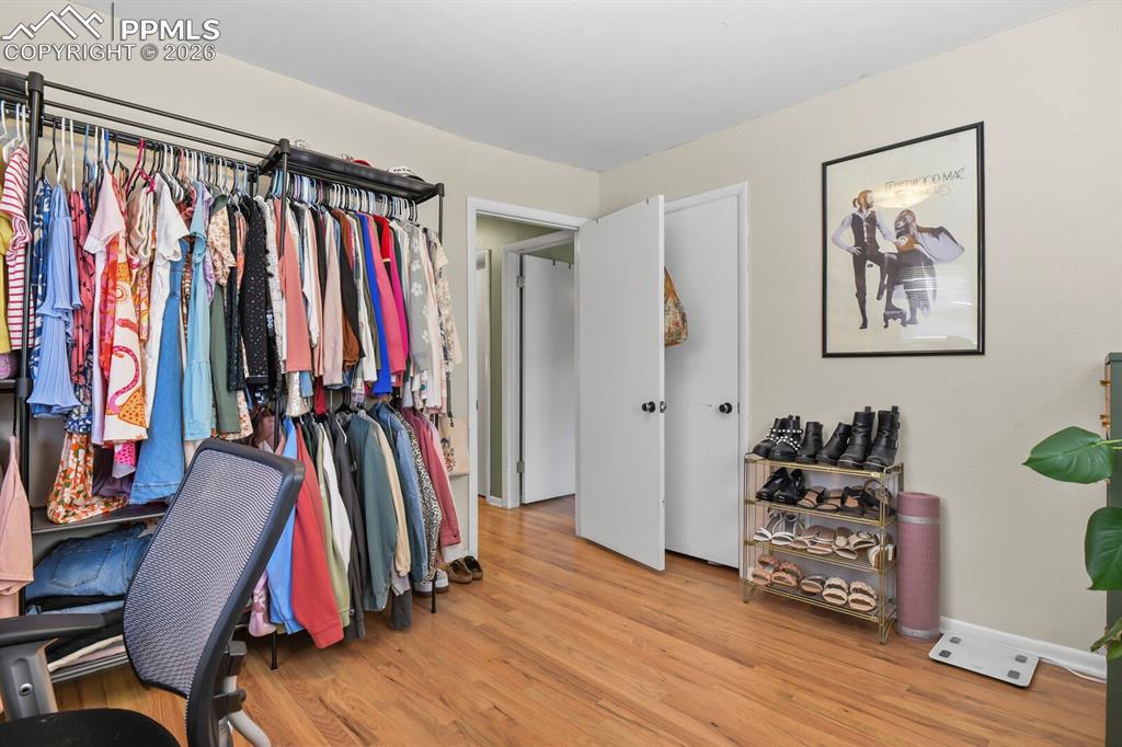 Image 22 of 31: Closet