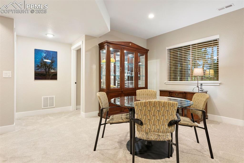 Image 22 of 42: Dining Area