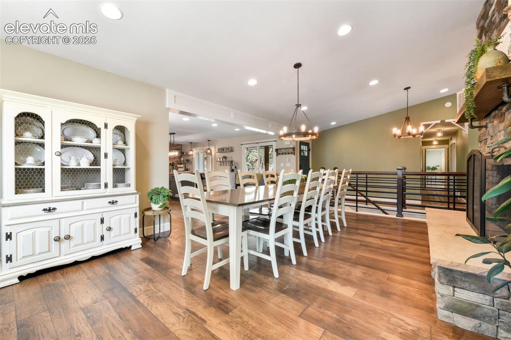 Image 10 of 50: Dining Room