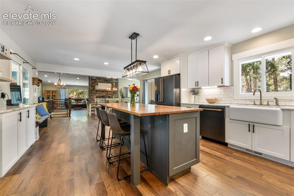 Image 8 of 50: Kitchen