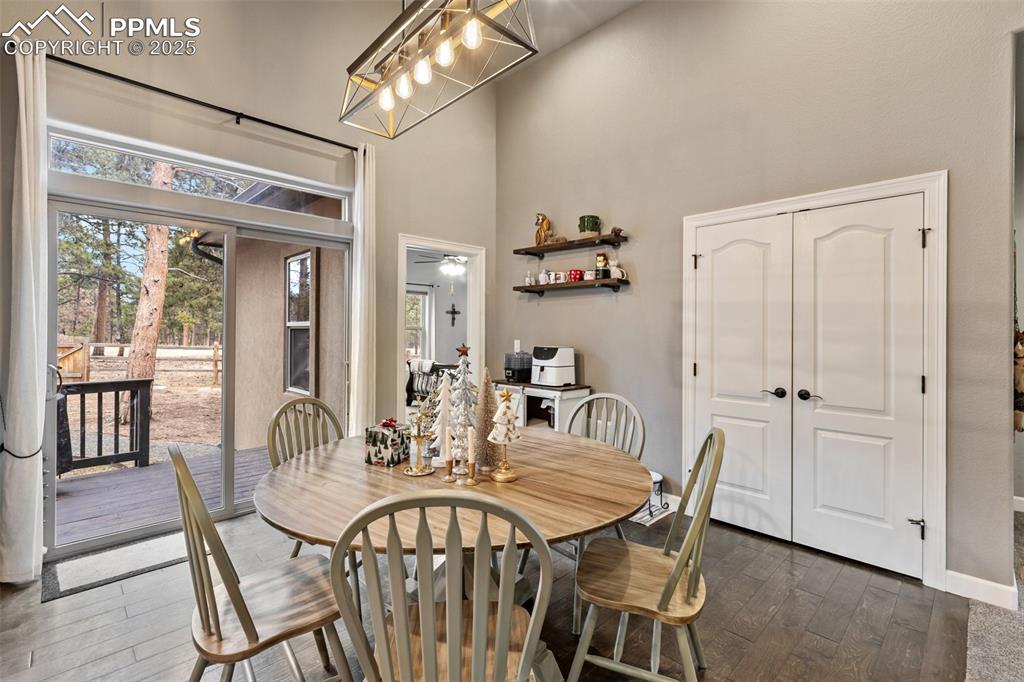 Image 12 of 35: Dining Area