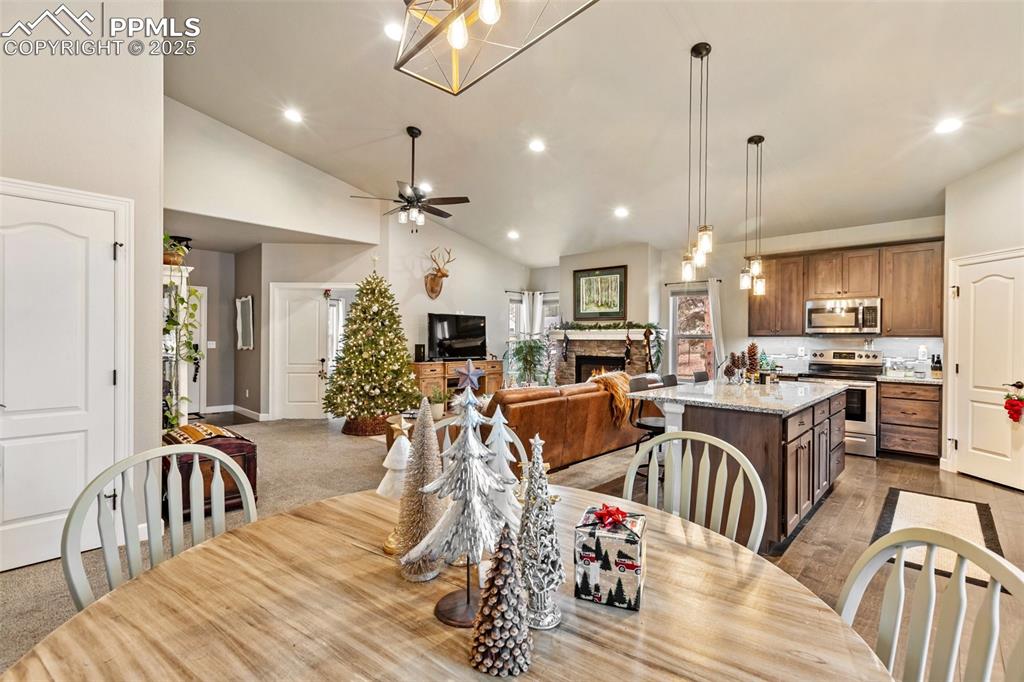 Image 14 of 35: Dining Area