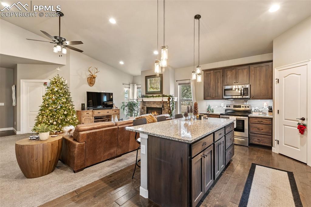 Image 17 of 35: Kitchen