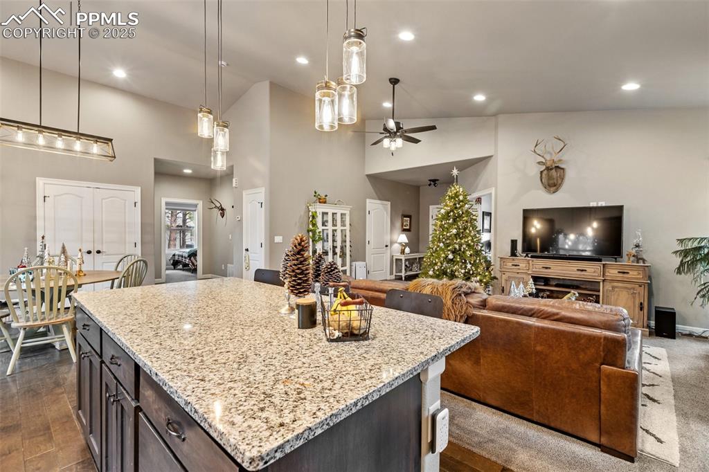 Image 18 of 35: Kitchen