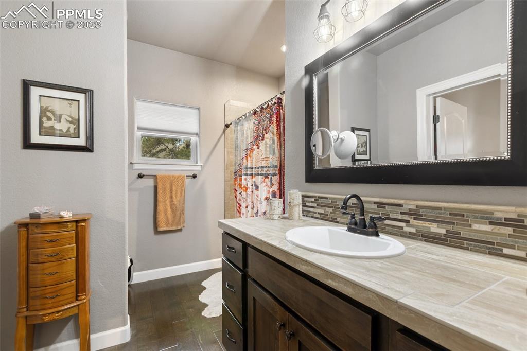 Image 20 of 35: Bathroom