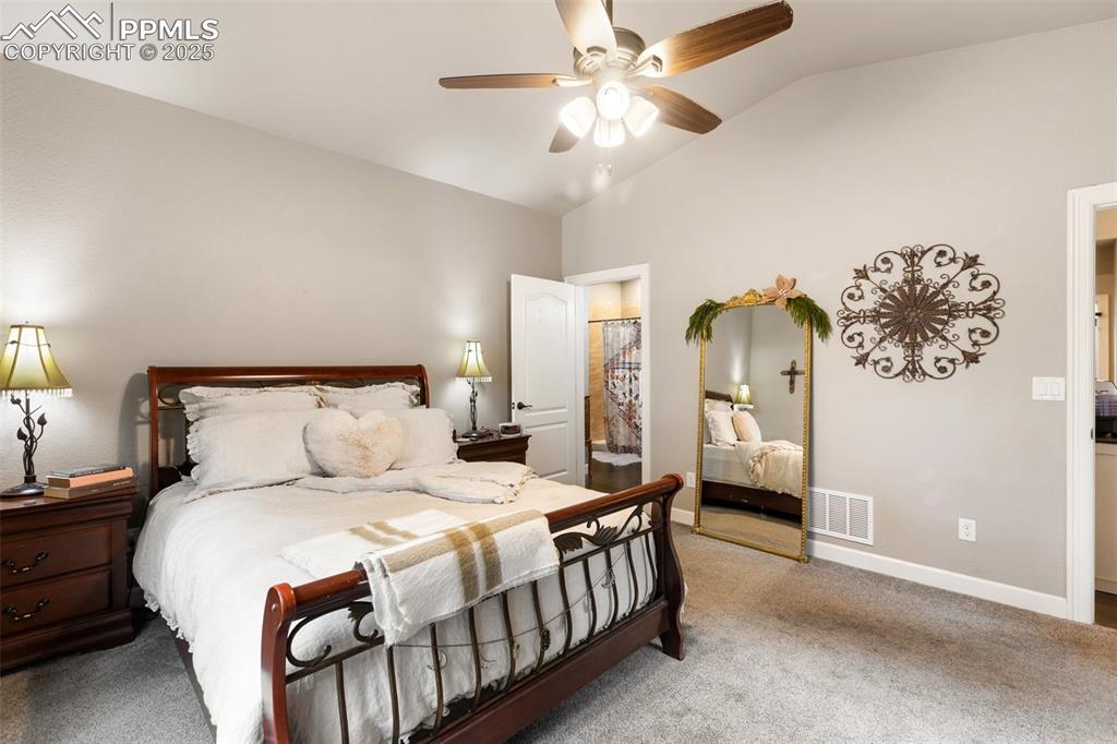 Image 22 of 35: Bedroom