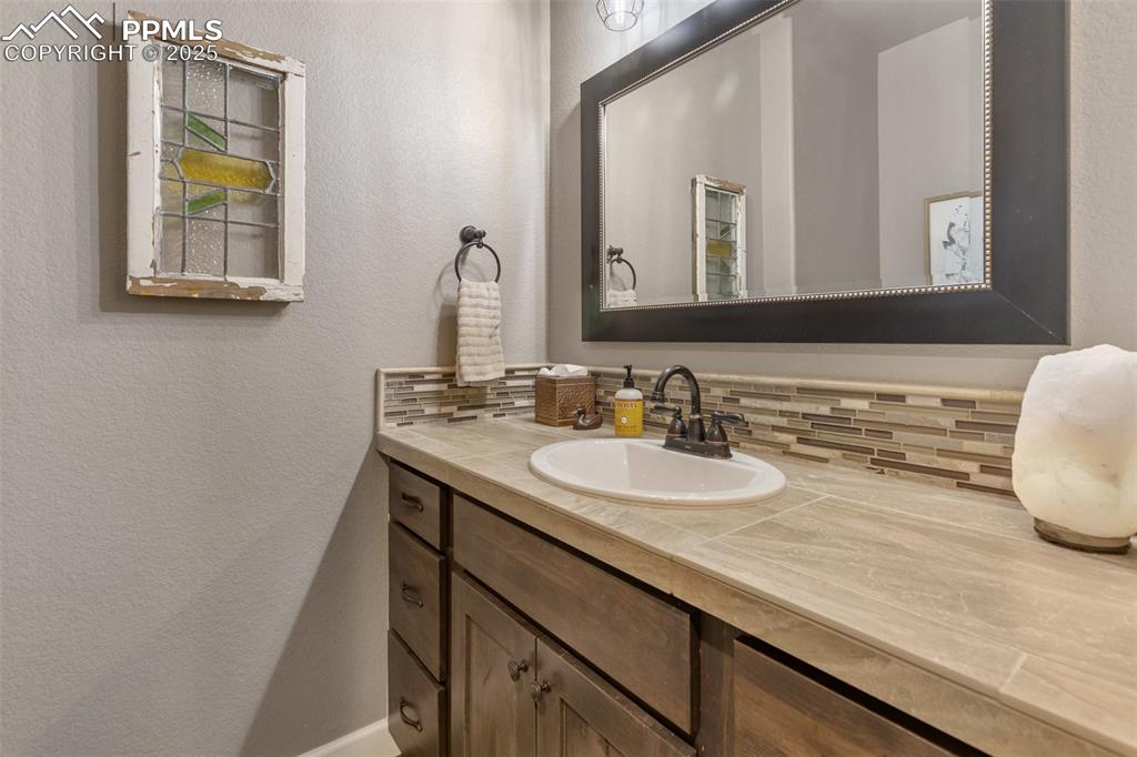 Image 25 of 35: Bathroom