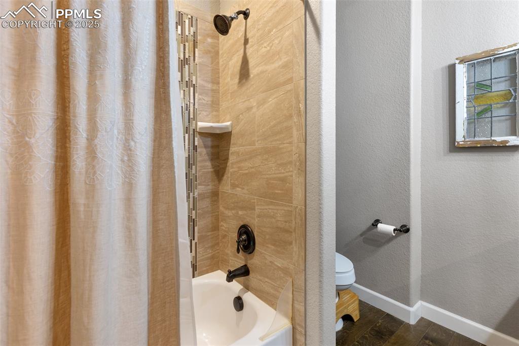 Image 26 of 35: Bathroom