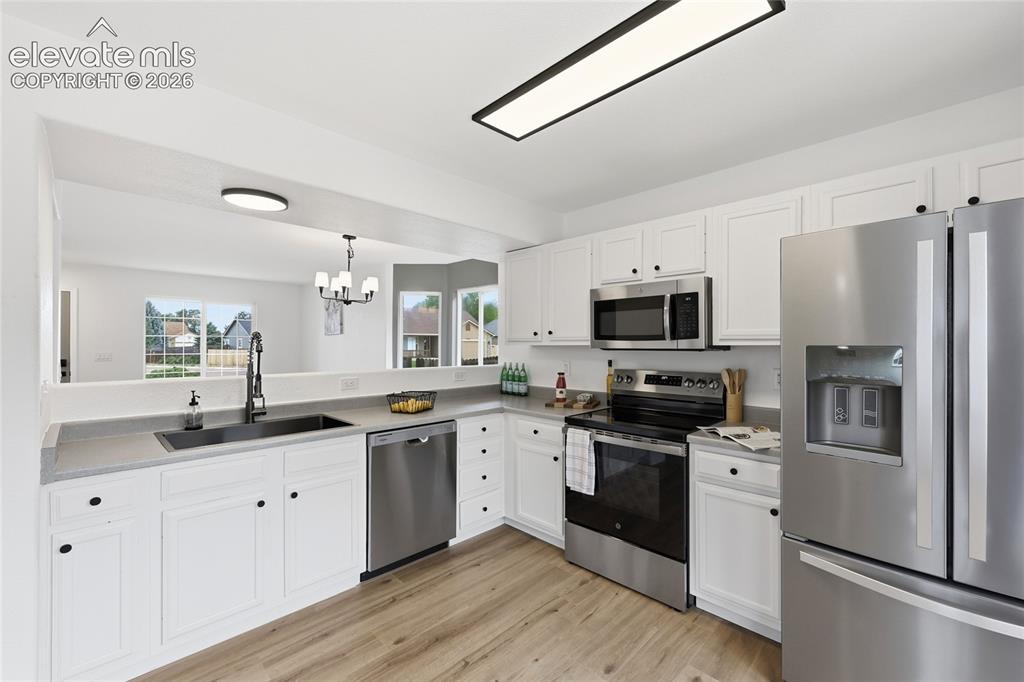 Image 10 of 30: Kitchen