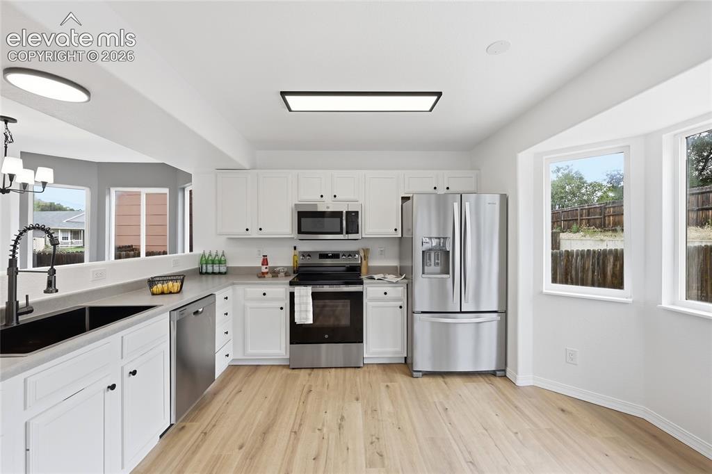 Image 9 of 30: Kitchen