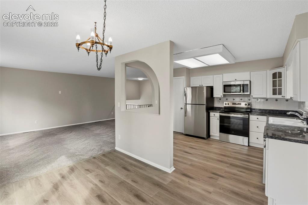 Image 10 of 50: Dining Area