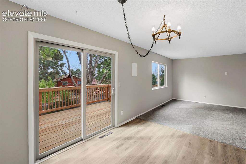 Image 11 of 50: Dining Area