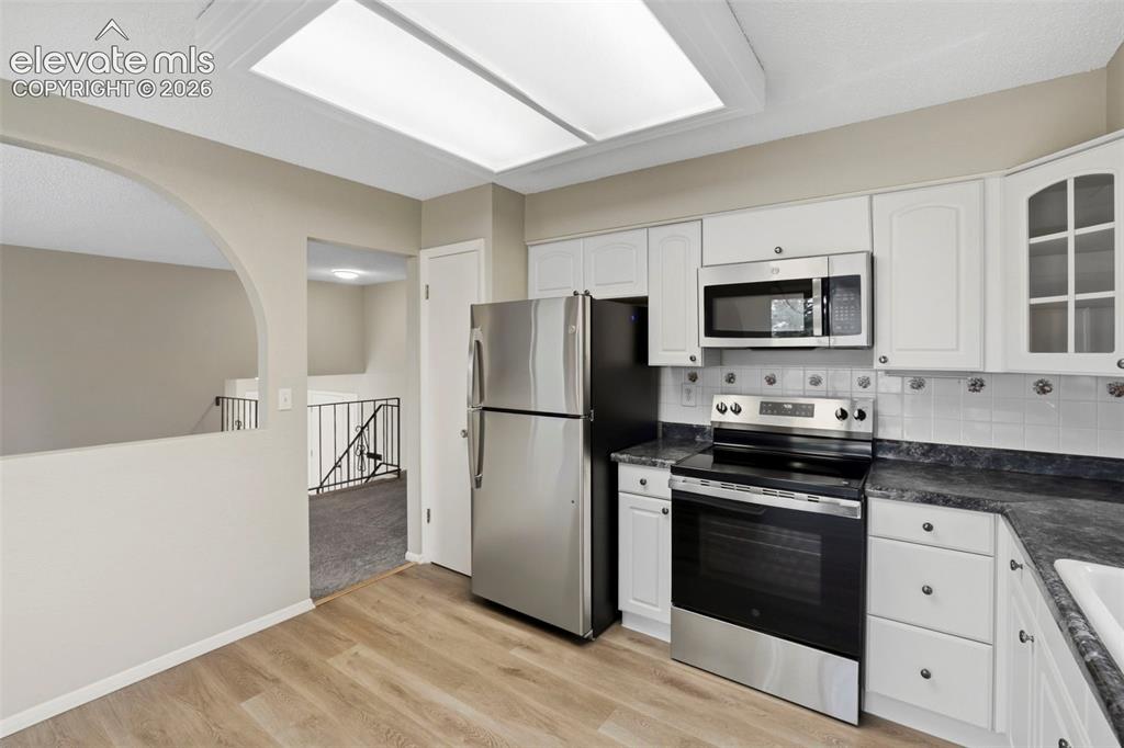 Image 13 of 50: Kitchen