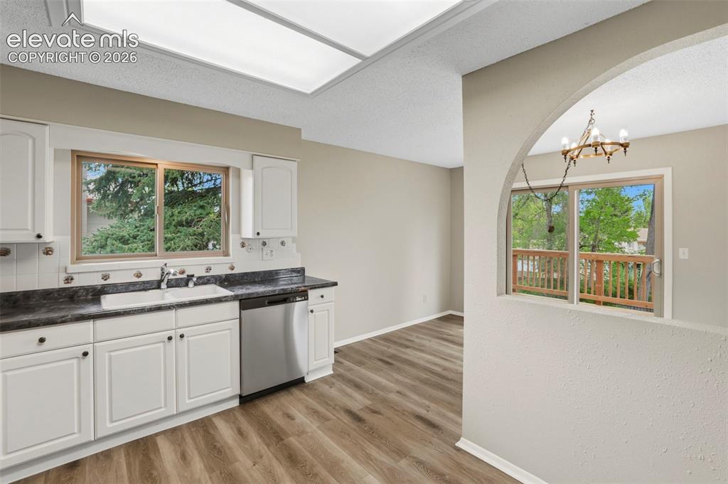 Image 15 of 50: Kitchen
