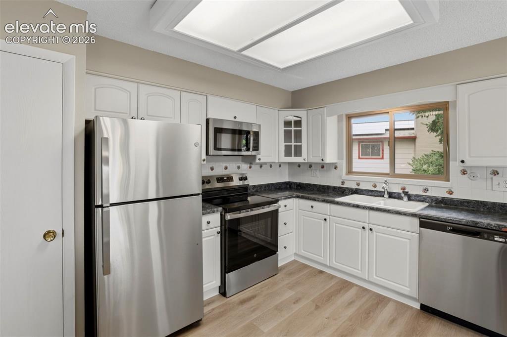 Image 17 of 50: Kitchen