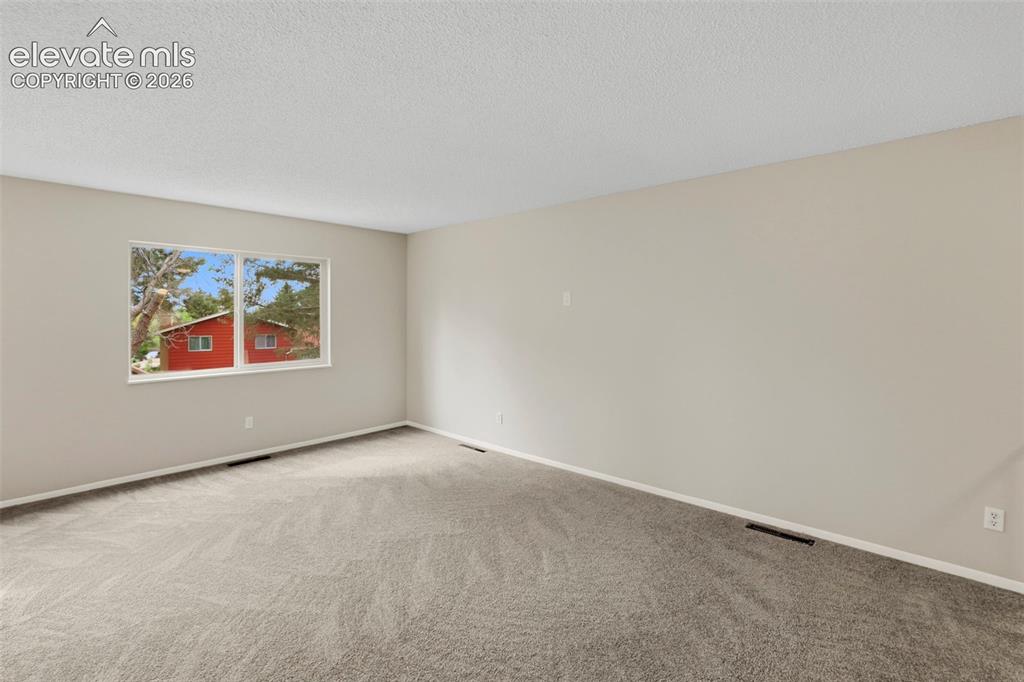 Image 5 of 50: Living Room