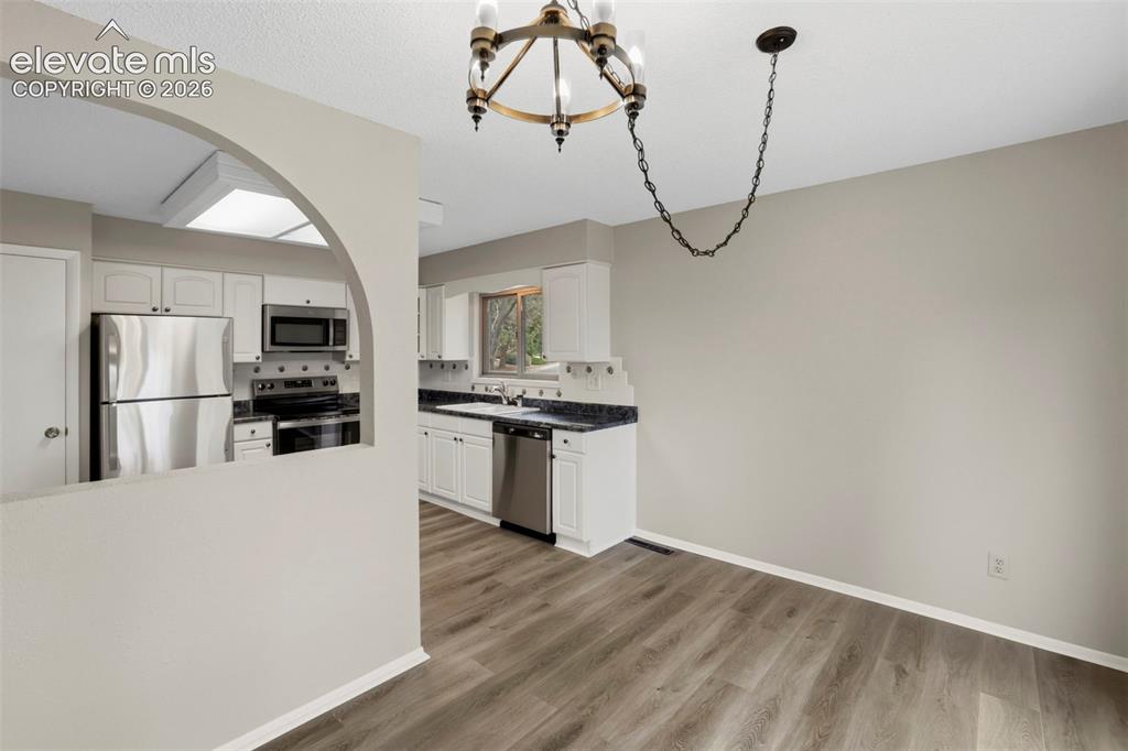 Image 8 of 50: Dining Area