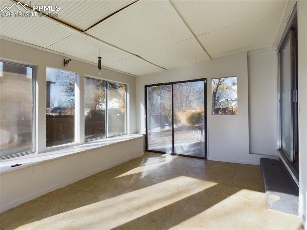 Image 10 of 19: Sun Room