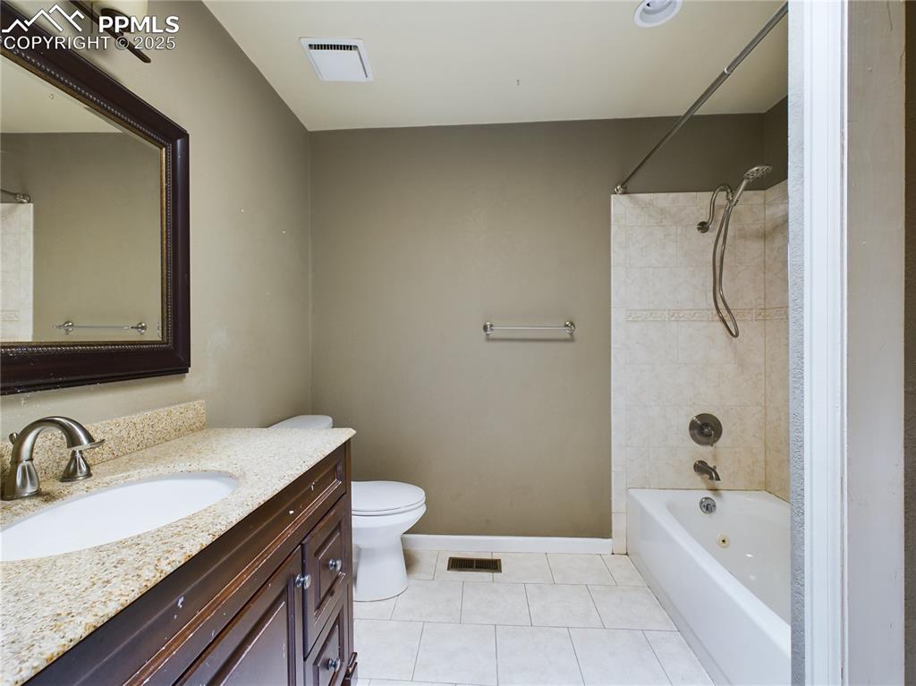 Image 12 of 19: Bathroom
