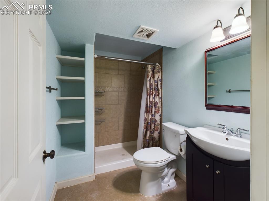 Image 17 of 19: Bathroom