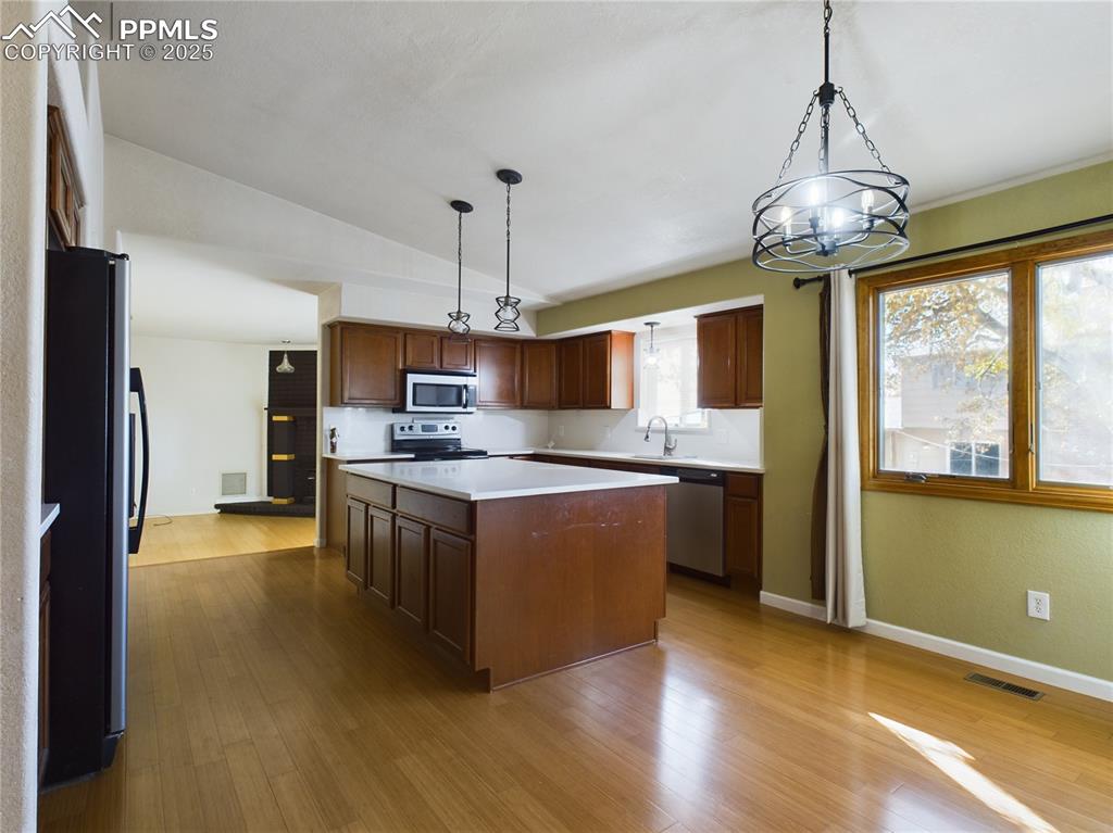 Image 3 of 19: Kitchen