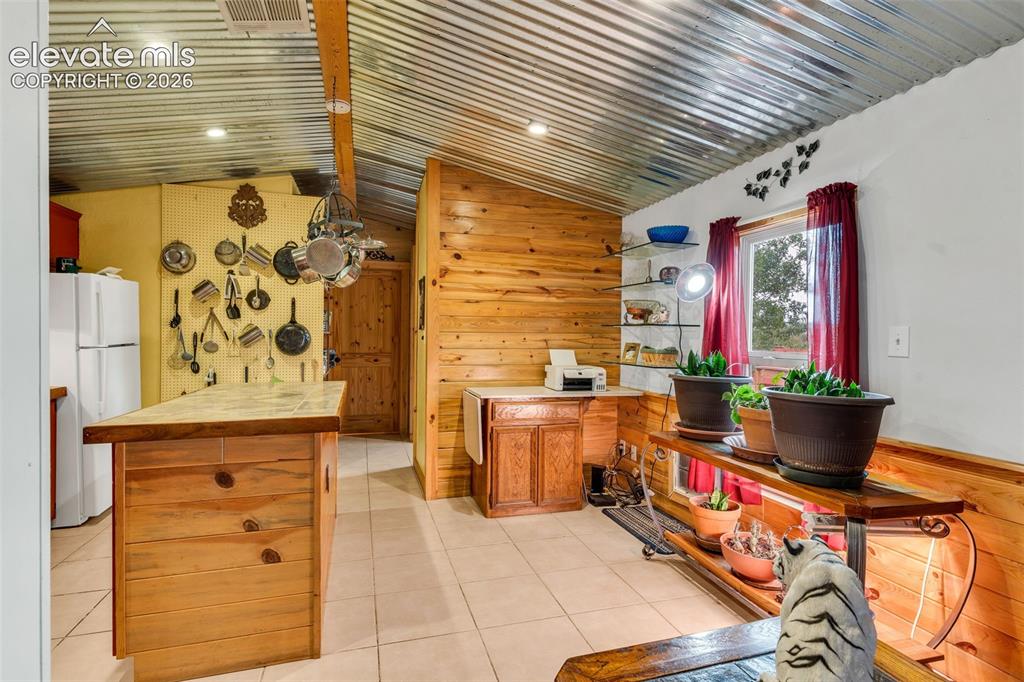 Image 14 of 44: Kitchen