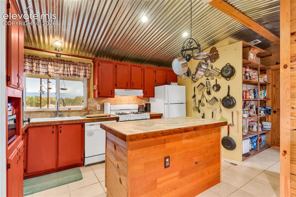 Image 15 of 44: Kitchen