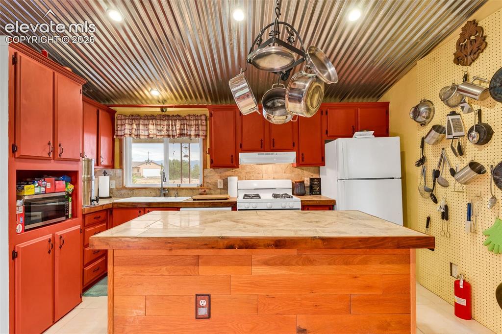 Image 16 of 44: Kitchen