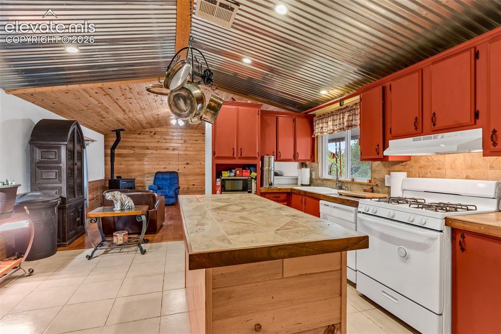 Image 17 of 44: Kitchen